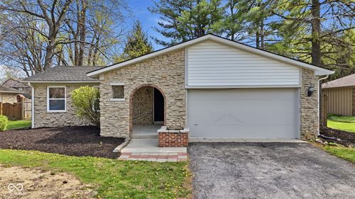 2204 Walnut Way, Noblesville, IN, 46062-9723 | Card Image