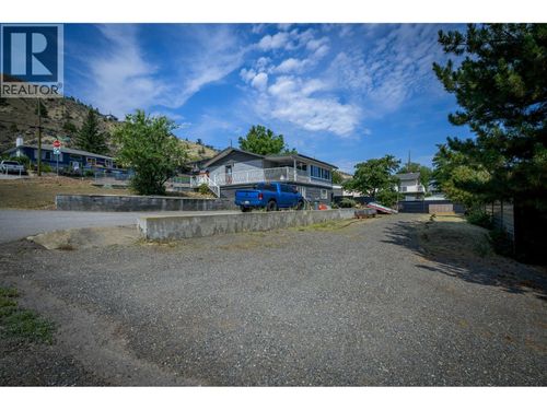 880 Woodhaven Dr, Kamloops, BC, V2B6E5 | Card Image