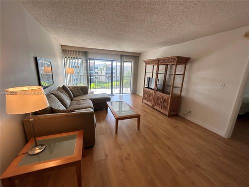 apt-301-230 Lakeview Dr, Weston, FL, 33326-1052 | Card Image