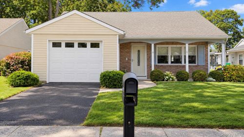 346 Edinburgh Dr, Ridge, NY, 11961-2012 | Card Image