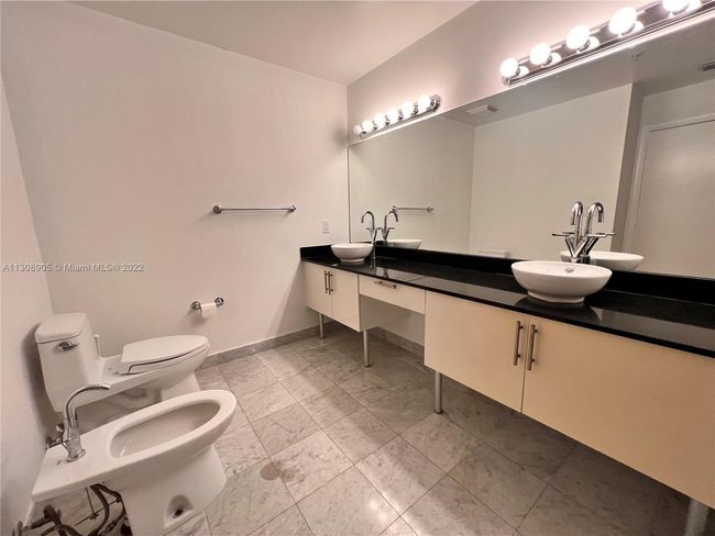 APT-3921 - 31 Se 5 Th St, Condo with 3 bedrooms, 3 bathrooms and null parking in Miami FL | Image 14