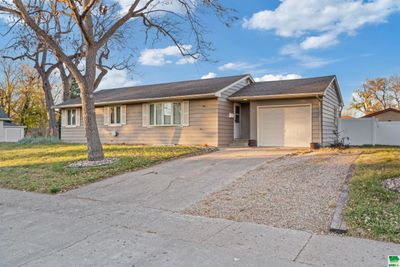 804 E Lewis St, House other with 3 bedrooms, 3 bathrooms and null parking in Vermillion SD | Image 1