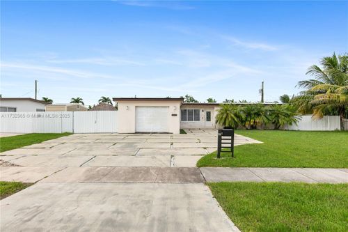 9485 Thanksgiving Dr, Cutler Bay, FL, 33157-8746 | Card Image