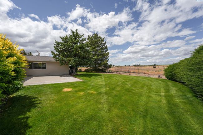 97010 W Good Rd, Home with 3 bedrooms, 3 bathrooms and null parking in Prosser WA | Image 5