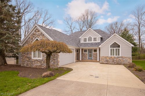 7282 Holzhauer Rd, Sagamore Hills, OH, 44067-2555 | Card Image