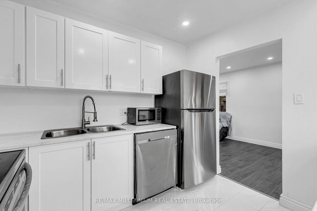 991 Parkview Ave, House other with 5 bedrooms, 2 bathrooms and 2 parking in Windsor ON | Image 9