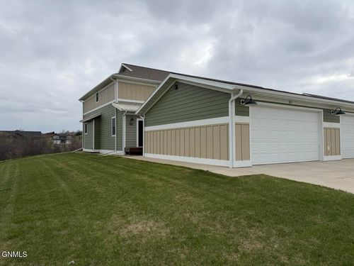 823 14th Street Se, Mandan, ND, 58554 | Card Image