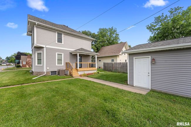 1647 37 Th St, House other with 3 bedrooms, 2 bathrooms and null parking in Rock Island IL | Image 4