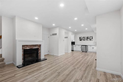 e4-327 N Boyle Ave, Saint Louis, MO, 63108-2940 | Card Image