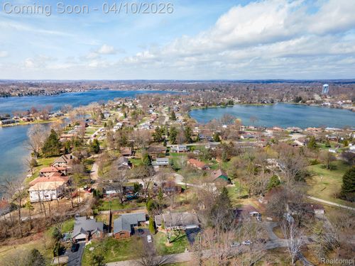 2941 Silverhill Dr, Waterford, MI, 48329-4425 | Card Image