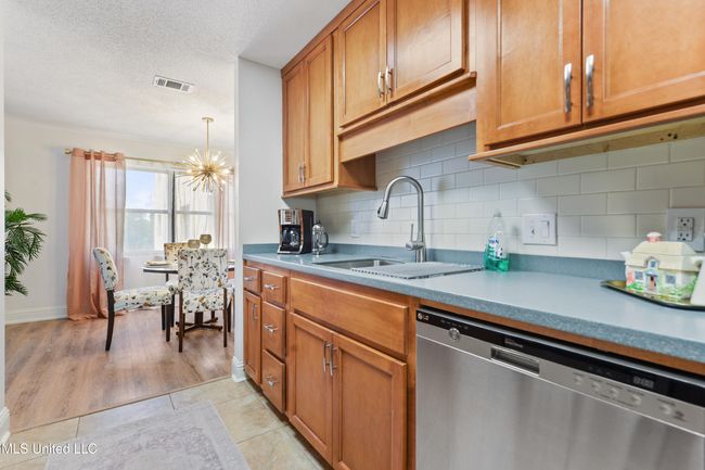 kitchen sink and cabinets | Image 10