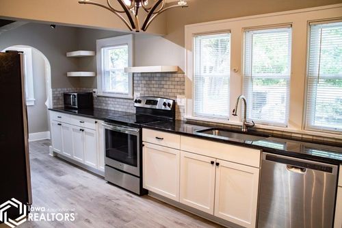 2703 College Ave, Des Moines, IA, 50311-2933 | Card Image