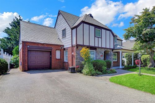 121 6th St, Hicksville, NY, 11801-5417 | Card Image