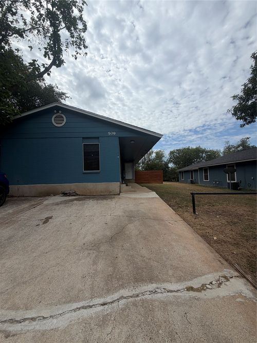 b-509 Central Ave, Elgin, TX, 78621-2825 | Card Image