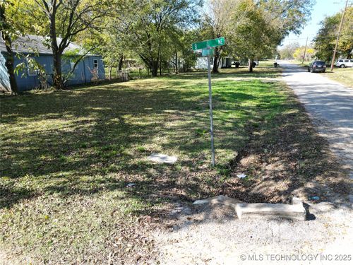 723 B St Ne, Ardmore, OK, 73401-6845 | Card Image
