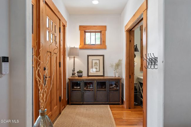 Entry space with additional storage | Image 13