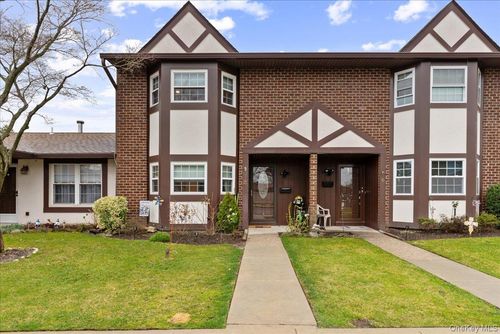 4-4 Raintree Ct, Deer Park, NY, 11729-5612 | Card Image