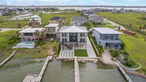 9208 W Bay Rd, Galveston, TX, 77554-7167 | Card Image