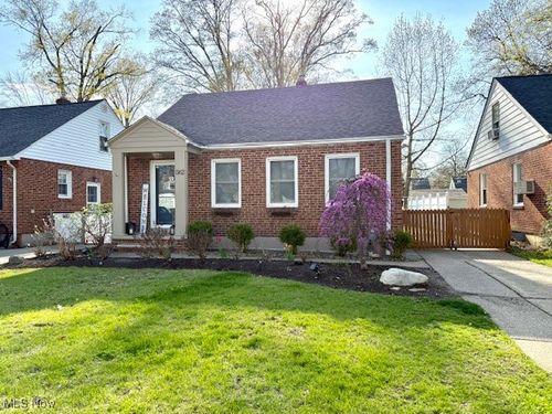 562 Huntmere Dr, Bay Village, OH, 44140-2540 | Card Image
