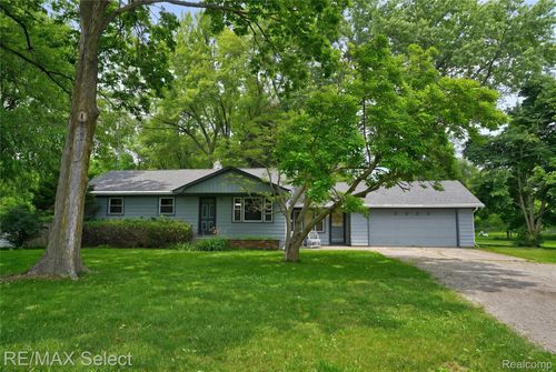 3323 E Carpenter Rd, Flint, MI, 48506-1040 | Card Image