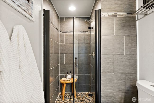 Beautiful tile shower! | Image 16