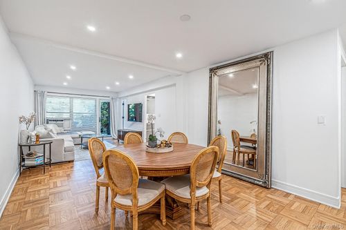 apt-1l-40 Schenck Ave, Great Neck, NY, 11021-3622 | Card Image