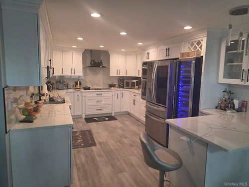 9 Torrey Pine Ln, Medford, NY, 11763-4212 | Card Image