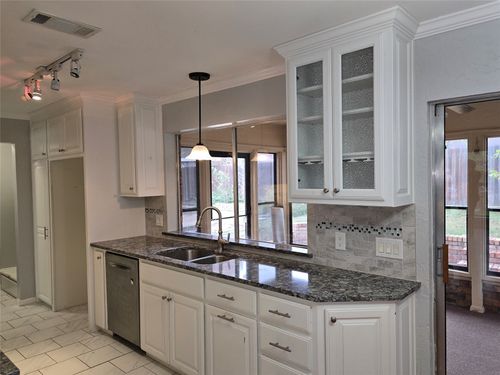 2822 Oak Forest Dr, Grapevine, TX, 76051-6017 | Card Image