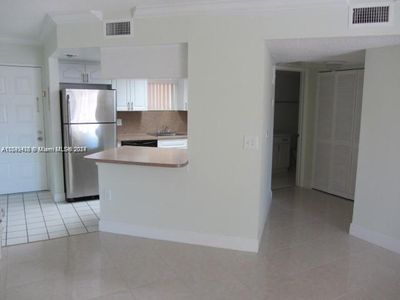 207 - 8343 Lake Dr, Condo with 1 bedrooms, 1 bathrooms and null parking in Doral FL | Image 2