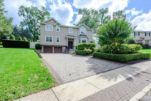 76 Bay Road, Huntington, NY, 11743 | Card Image