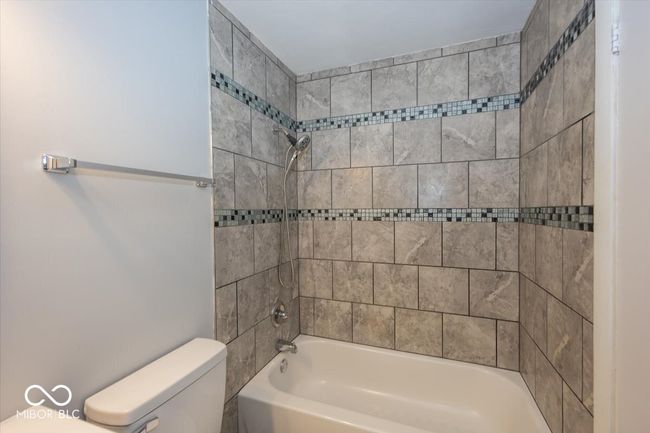 Full Tiled Tub/Shower in Full Bathroom | Image 14