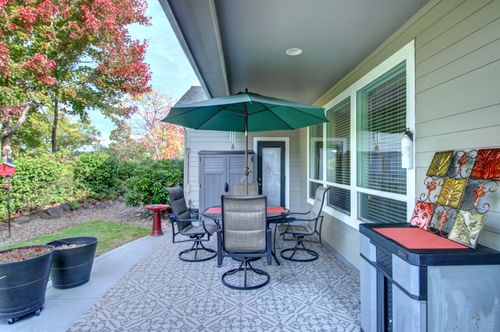 33 Broken Stone Way, Eagle Point, OR, 97524-6628 | Card Image