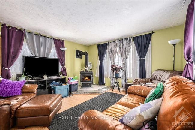 1340 Daisy Pvt, House other with 2 bedrooms, 1 bathrooms and 2 parking in Edwards ON | Image 4