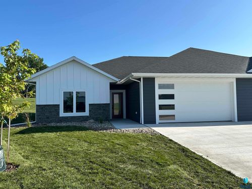 717 Tallgrass Cir Circle, Luverne, MN, 56156 | Card Image