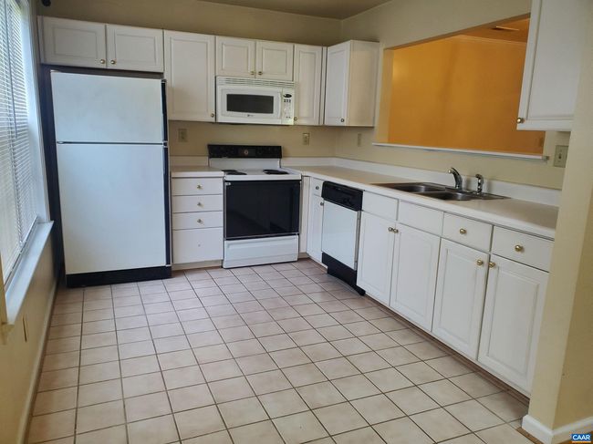1348 Le Parc Ter, House attached with 2 bedrooms, 3 bathrooms and null parking in CHARLOTTESVILLE VA | Image 6