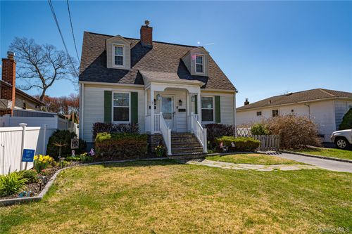 630 Oak Neck Rd, West Islip, NY, 11795-3617 | Card Image