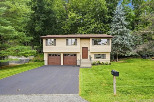 107 Sutton Park Rd, Poughkeepsie, NY, 12603-5637 | Card Image