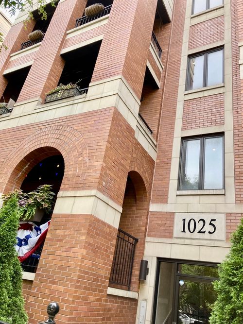 unit-4w-1025 W Monroe St, Chicago, IL, 60607-2745 | Card Image