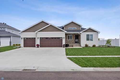 2548 Golden Valley Pkwy S, Fargo, ND, 58104-7355 | Card Image
