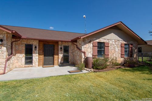 909 Voges St, Poth, TX, 78147-0140 | Card Image