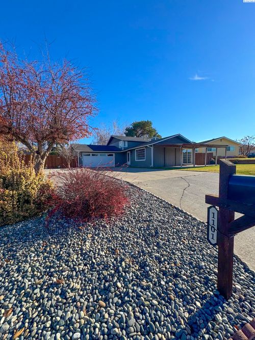 1101 Conestoga Way, Grandview, WA, 98930-9327 | Card Image