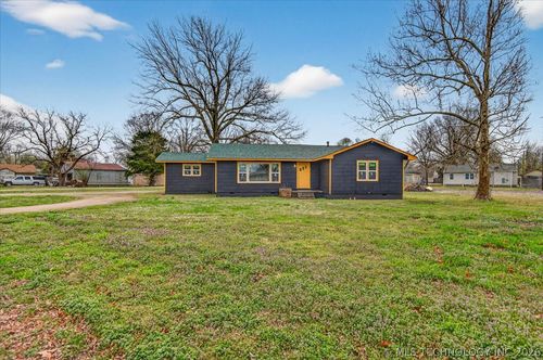 507 W Russell Ave, Nowata, OK, 74048-3840 | Card Image