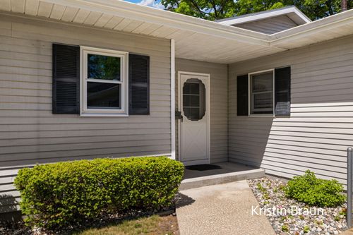 27-1075 Walnut Grove Dr, Norton Shores, MI, 49441-5682 | Card Image