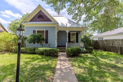 504 Gresham St, Smithville, TX, 78957-1421 | Card Image