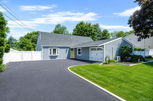 457 Peconic St, Ronkonkoma, NY, 11779-6919 | Card Image
