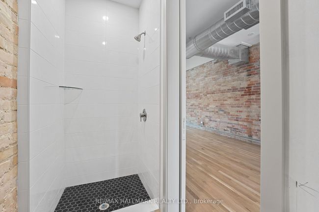 200 - 974 Queen St E, Home with 0 bedrooms, 1 bathrooms and null parking in Toronto ON | Image 10