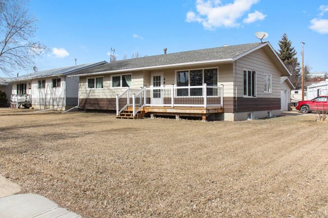4801 48 Avenue, Home with 3 bedrooms, 1 bathrooms and 2 parking in Forestburg AB | Image 3
