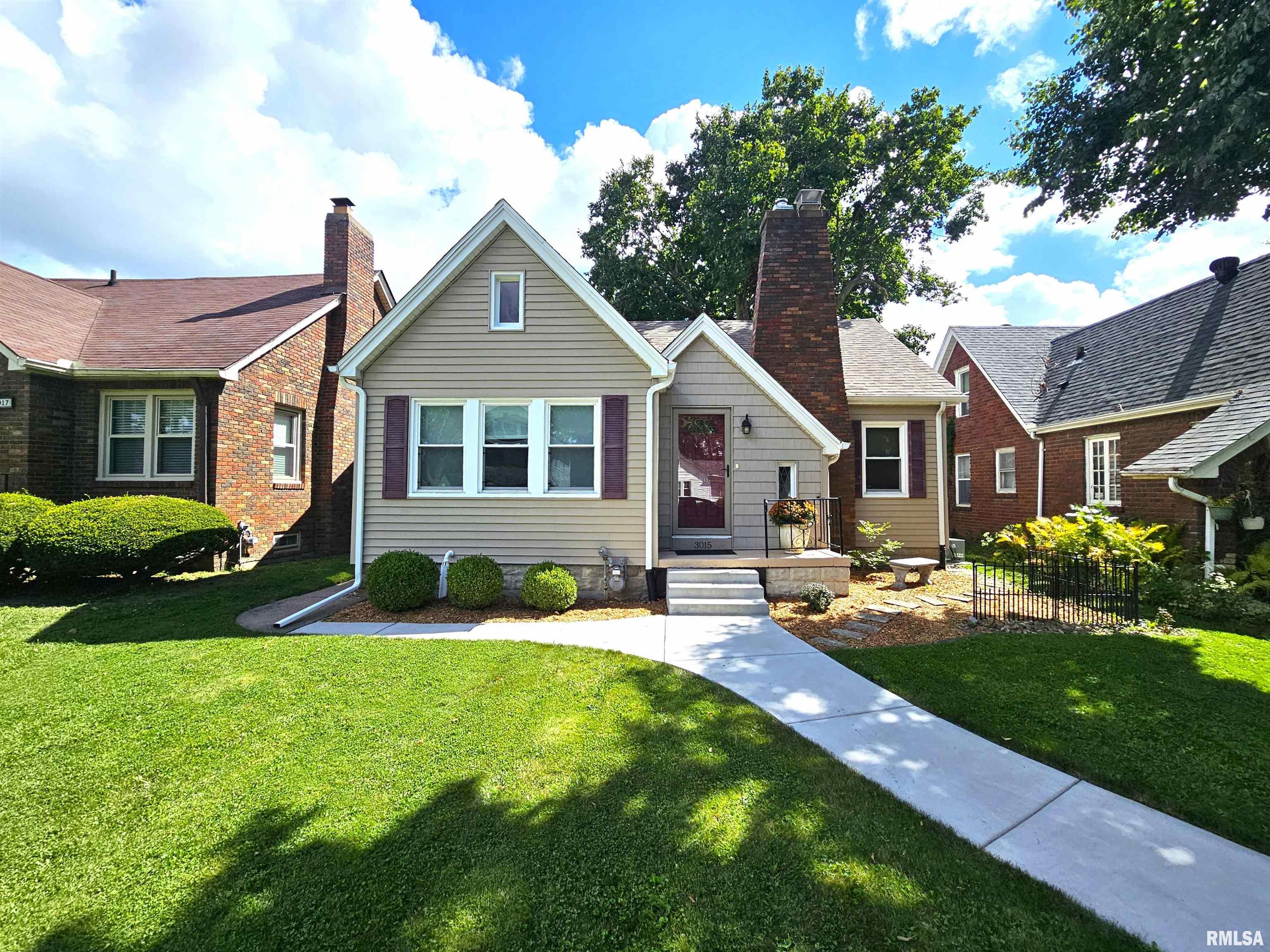 Grand Ave, Davenport, IA 52803