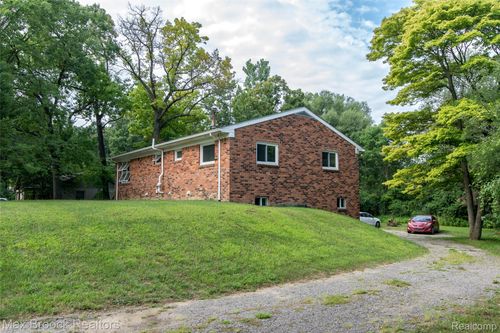 465 Robert Ct, Auburn Hills, MI, 48326-2960 | Card Image