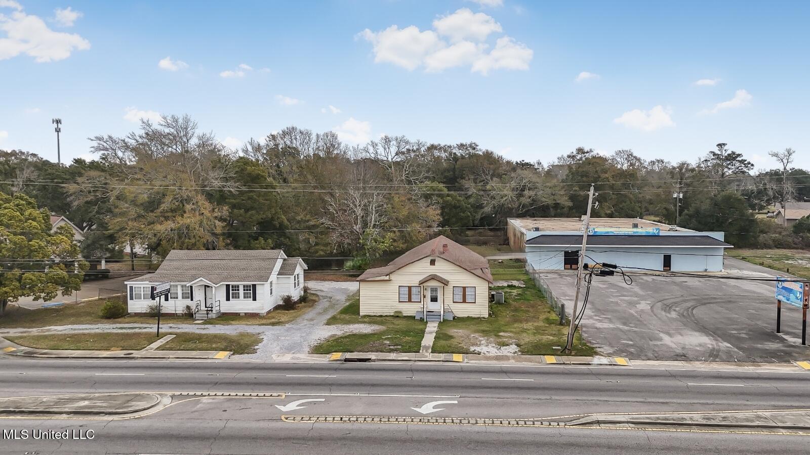 4718 Main St, Moss Point, MS 39563